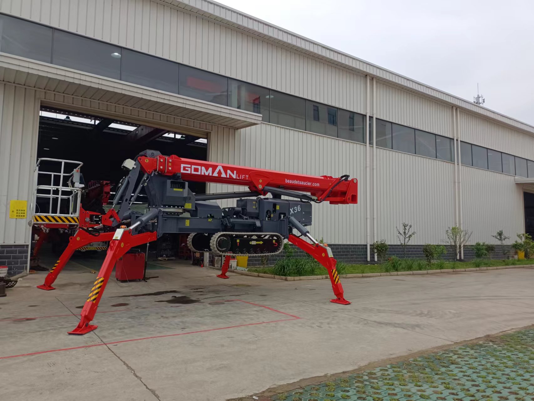 Spider Lift vs Straight Boom Lift: Which Aerial Platform Is Better Spider Lift vs Straight Boom Lift: Which Aerial Platform Is Better